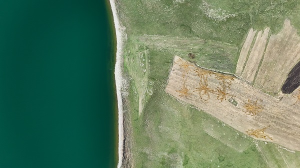 Foto - Havalar ısındı 2 bin 300 rakımdaki gölün buzları çözüldü
