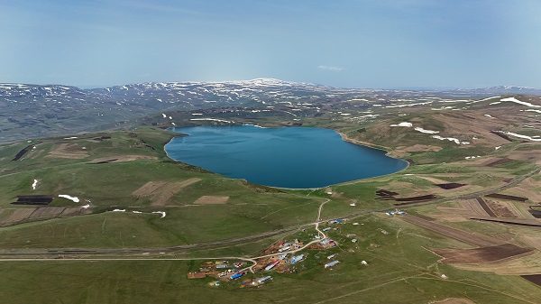 Foto - Havalar ısındı 2 bin 300 rakımdaki gölün buzları çözüldü