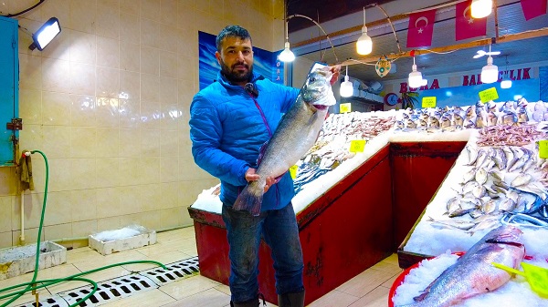 Foto - Havalar soğudu tezgahlar dolup taştı! İzmir'de levrek bolluğu