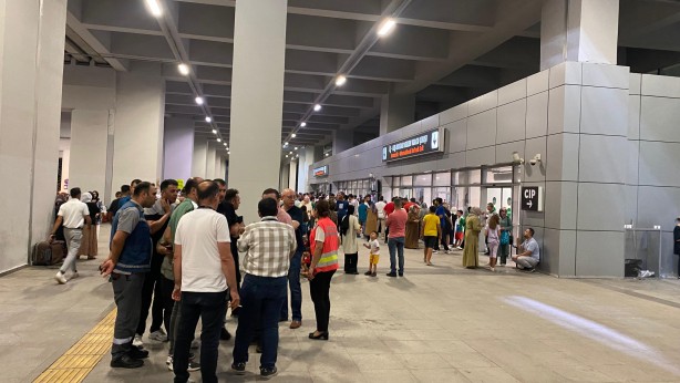 Havalimanında yürüyen merdiven durdu, vatandaşlar yaralandı