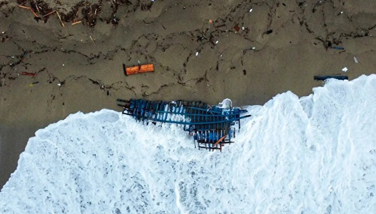 Foto - Hayalet tekne dünyayı ayağa kaldırdı! İçinden çıkanları gören polis ekipleri dehşete düştü
