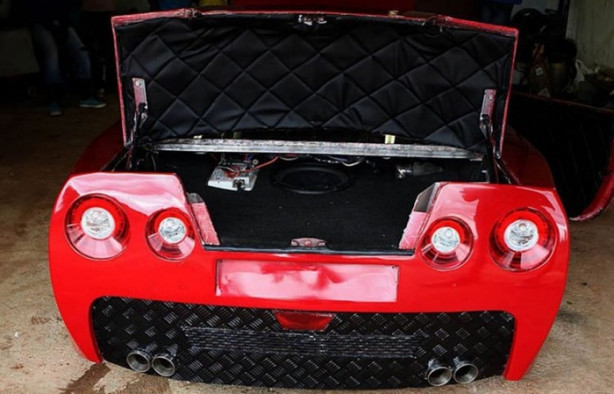 Foto - Hayalindeki arabayı evin garajında yaptı!