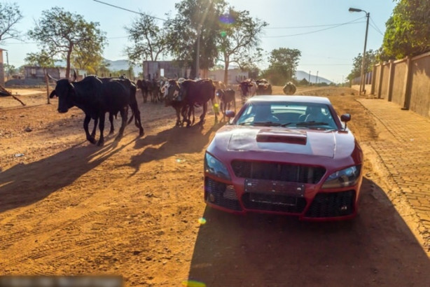 Foto - Hayalindeki arabayı evin garajında yaptı!