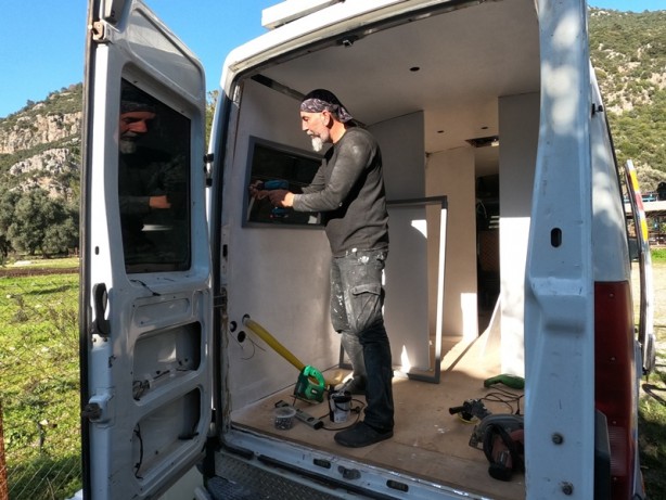 Hayaliydi! Karavanını kendi imkanları ile yapıyor