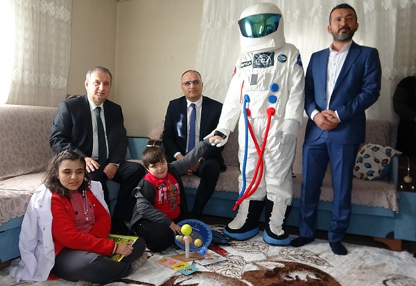 Foto - Hayalleri gerçek oldu! Evlerine astronot geldi