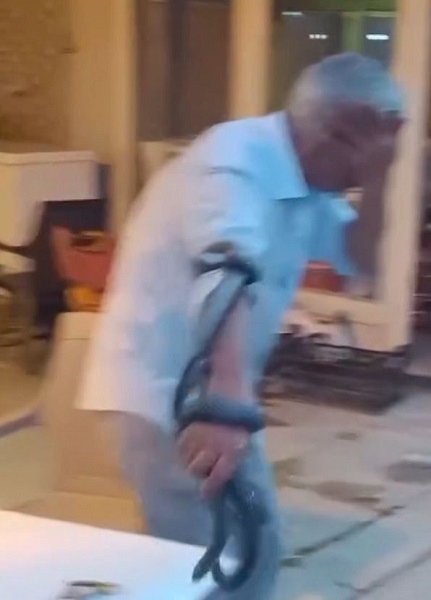 Foto - Hayatının şokunu yaşadı! Koynunda yılan beslemek sözü gerçek oldu