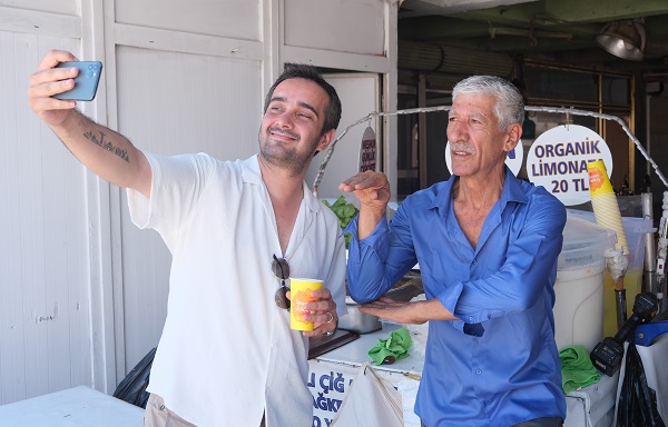 Foto - Hayatının şokunu yaşadı! Koynunda yılan beslemek sözü gerçek oldu