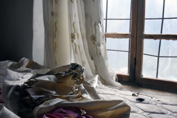 Foto - Hayatları kabusa döndü! Bu evde eşyalar birden alev alıyor