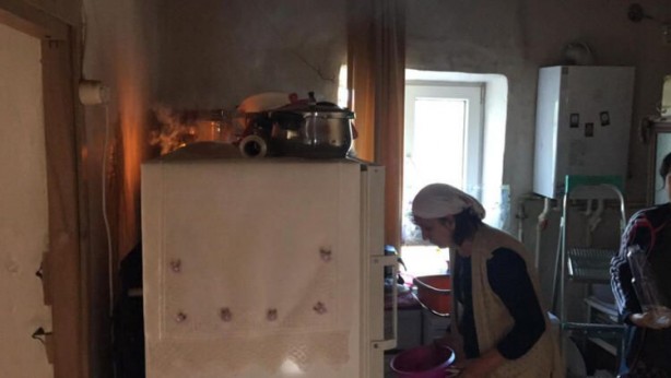 Foto - Hayatları kabusa döndü! Bu evde eşyalar birden alev alıyor
