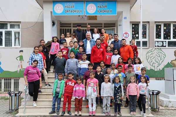 Foto - Hayatlarında ilk kez hamburger yediler! 