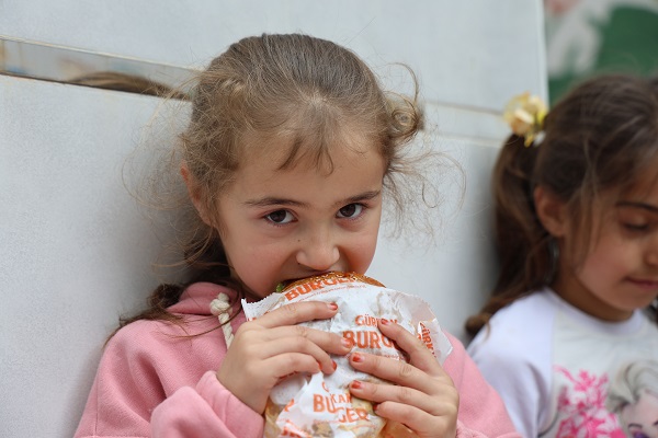 Hayatlarında ilk kez hamburger yediler! 