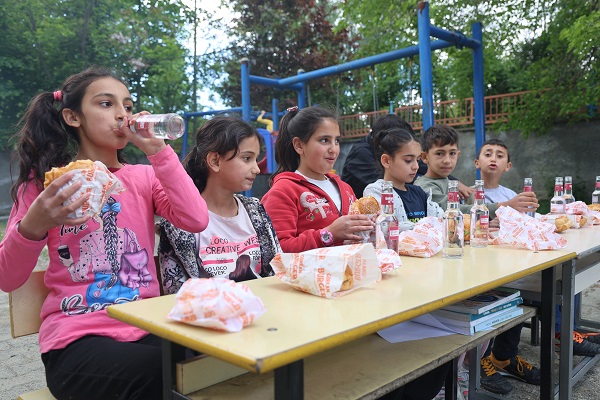 Foto - Hayatlarında ilk kez hamburger yediler! 