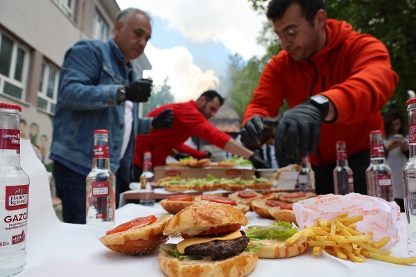 Foto - Hayatlarında ilk kez hamburger yediler! 