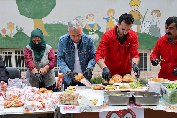 Foto - Hayatlarında ilk kez hamburger yediler! 