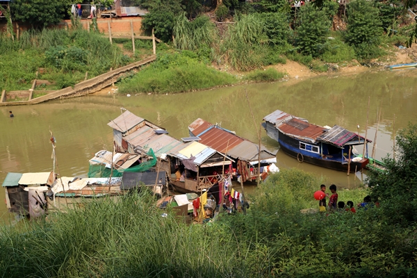 Hayatlarını "tekne evlerde" sürdürüyorlar