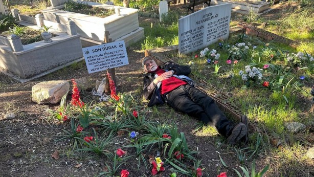 Foto - Hayattayken mezarını yaptı, her gün gidip üzerinde yatıyor