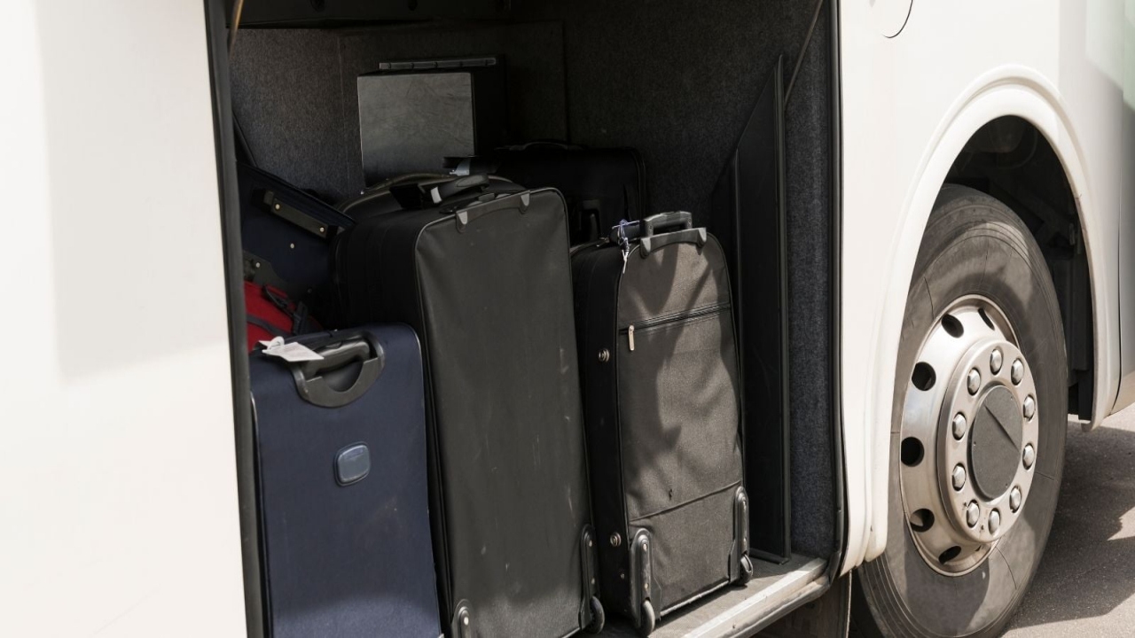 Foto - Hayır, hayvan falan değil! Otobüs şoförü valizin hareket ettiğini gördü, içini açınca şaşkına döndü