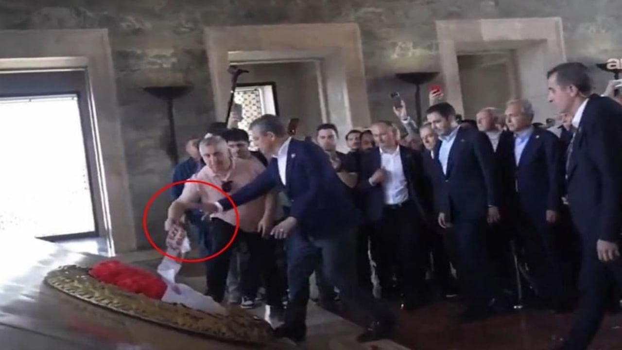 Hayır, protesto falan değil! Özgür Özel, Anıtkabir’de neye uğradığını şaşırdı! İşte bunu hiç beklemiyordu