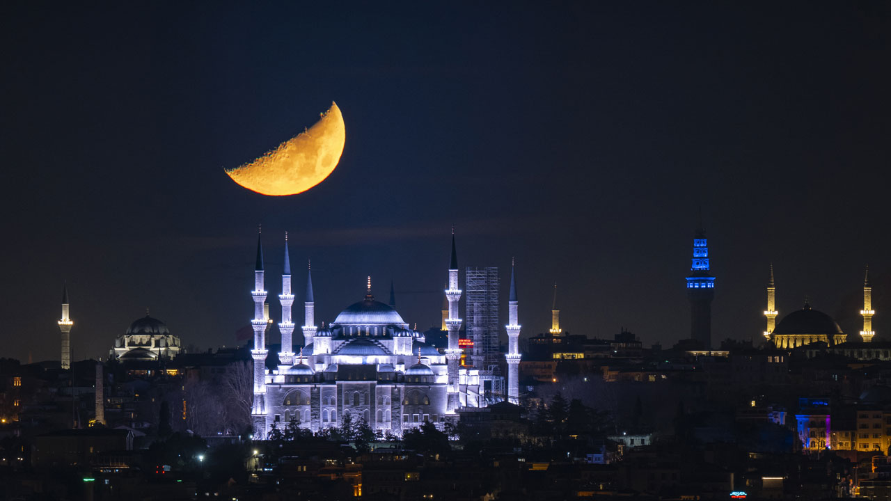 Foto - Hayran kalmamak mümkün değil! İstanbul gecesinde yarım ay manzarası