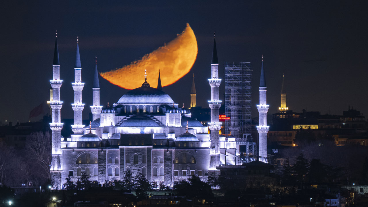 Foto - Hayran kalmamak mümkün değil! İstanbul gecesinde yarım ay manzarası