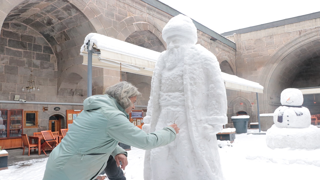 Foto - Hayran kalmamak mümkün değil! Kayseri’de kar yağdı, Mimar Sinan heykele dönüştü