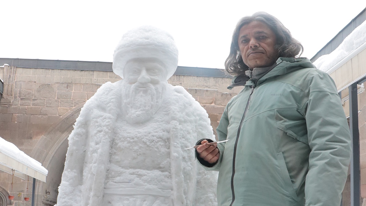 Foto - Hayran kalmamak mümkün değil! Kayseri’de kar yağdı, Mimar Sinan heykele dönüştü