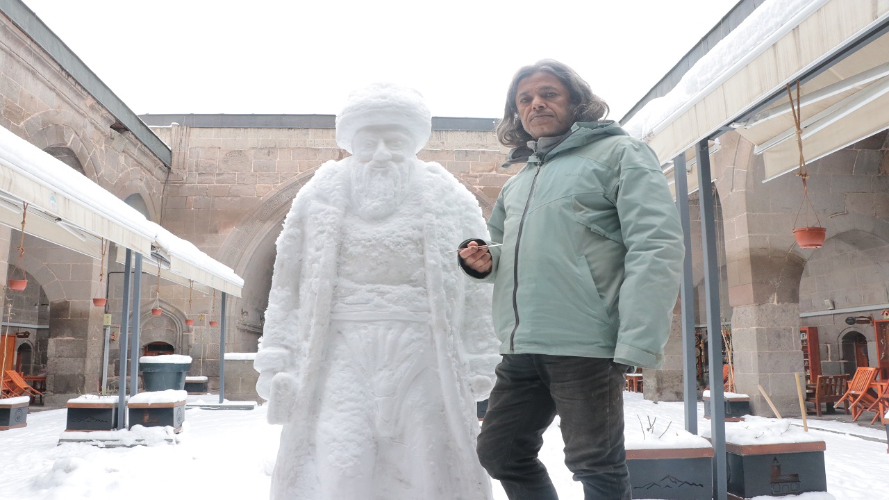 Foto - Hayran kalmamak mümkün değil! Kayseri’de kar yağdı, Mimar Sinan heykele dönüştü