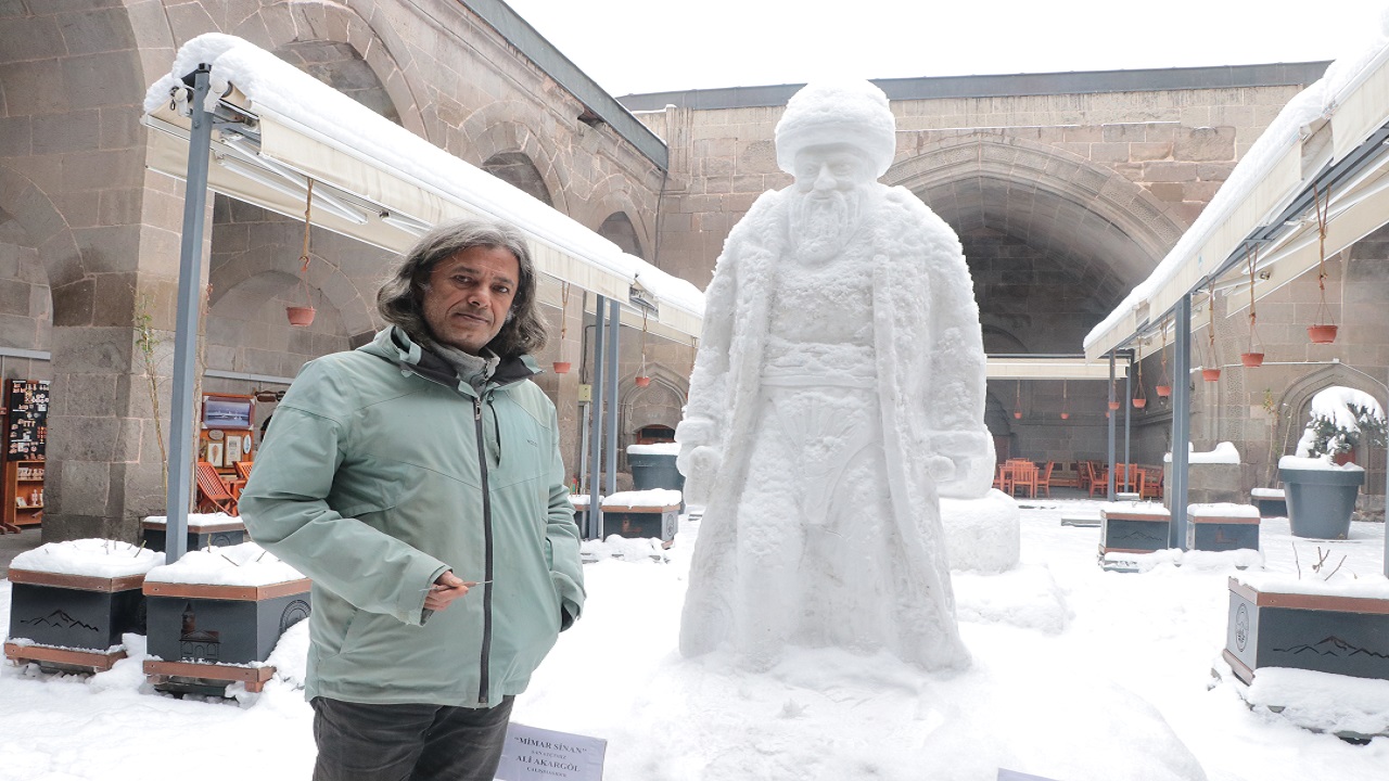 Foto - Hayran kalmamak mümkün değil! Kayseri’de kar yağdı, Mimar Sinan heykele dönüştü