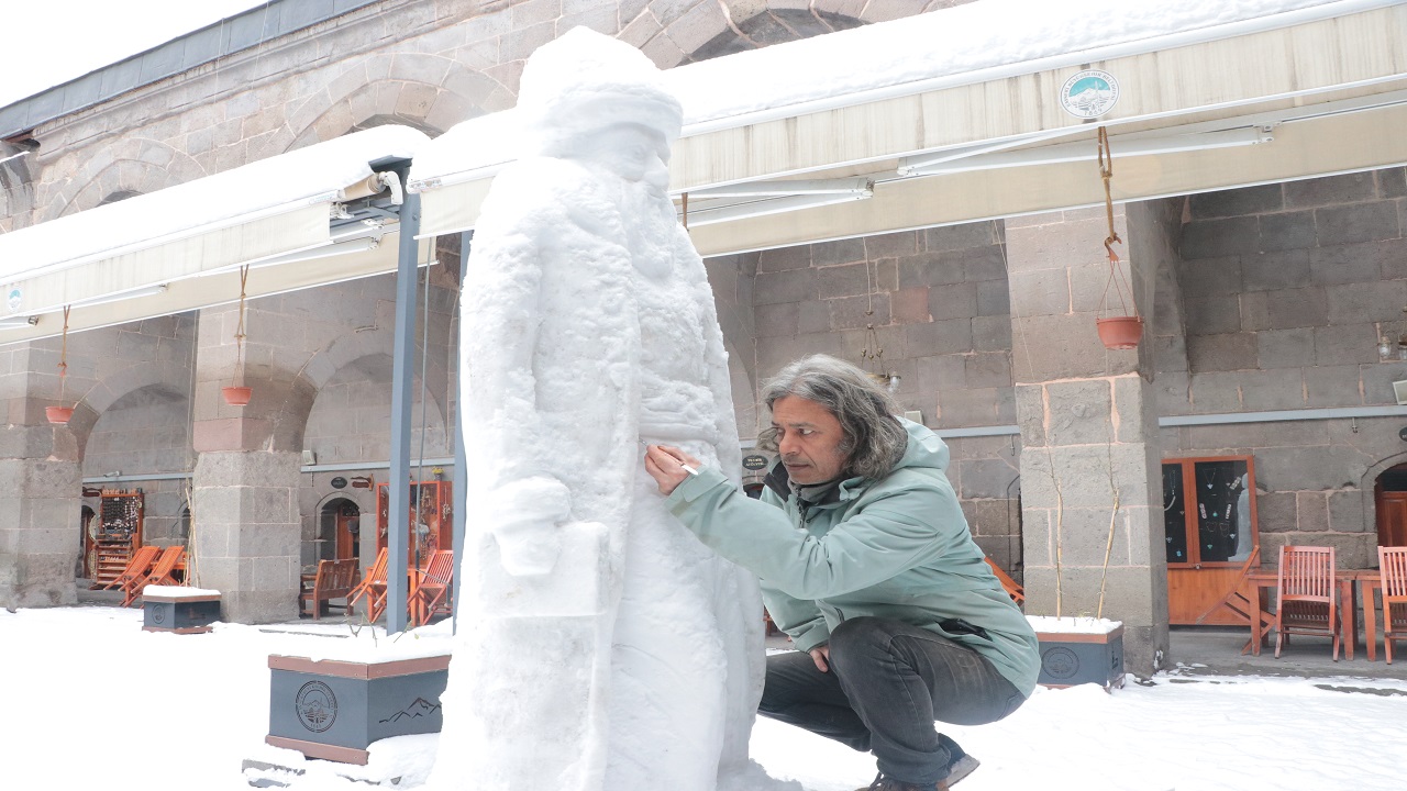 Foto - Hayran kalmamak mümkün değil! Kayseri’de kar yağdı, Mimar Sinan heykele dönüştü