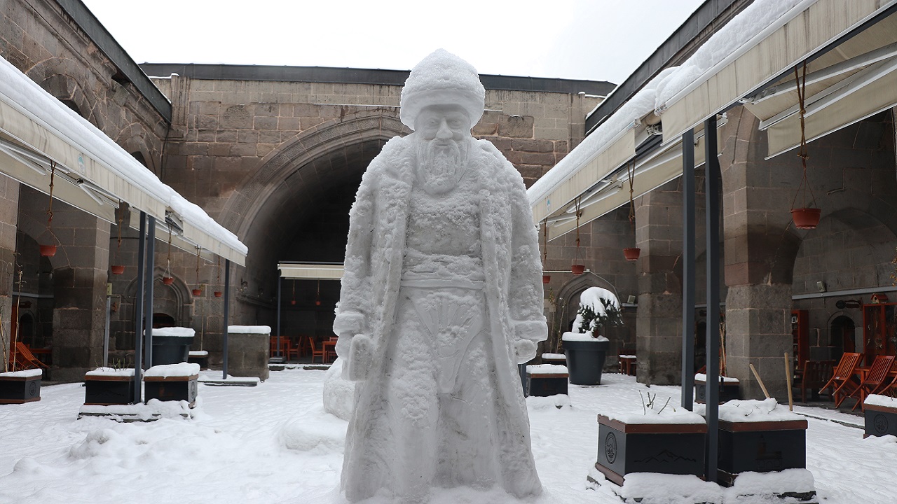 Hayran kalmamak mümkün değil! Kayseri’de kar yağdı, Mimar Sinan heykele dönüştü
