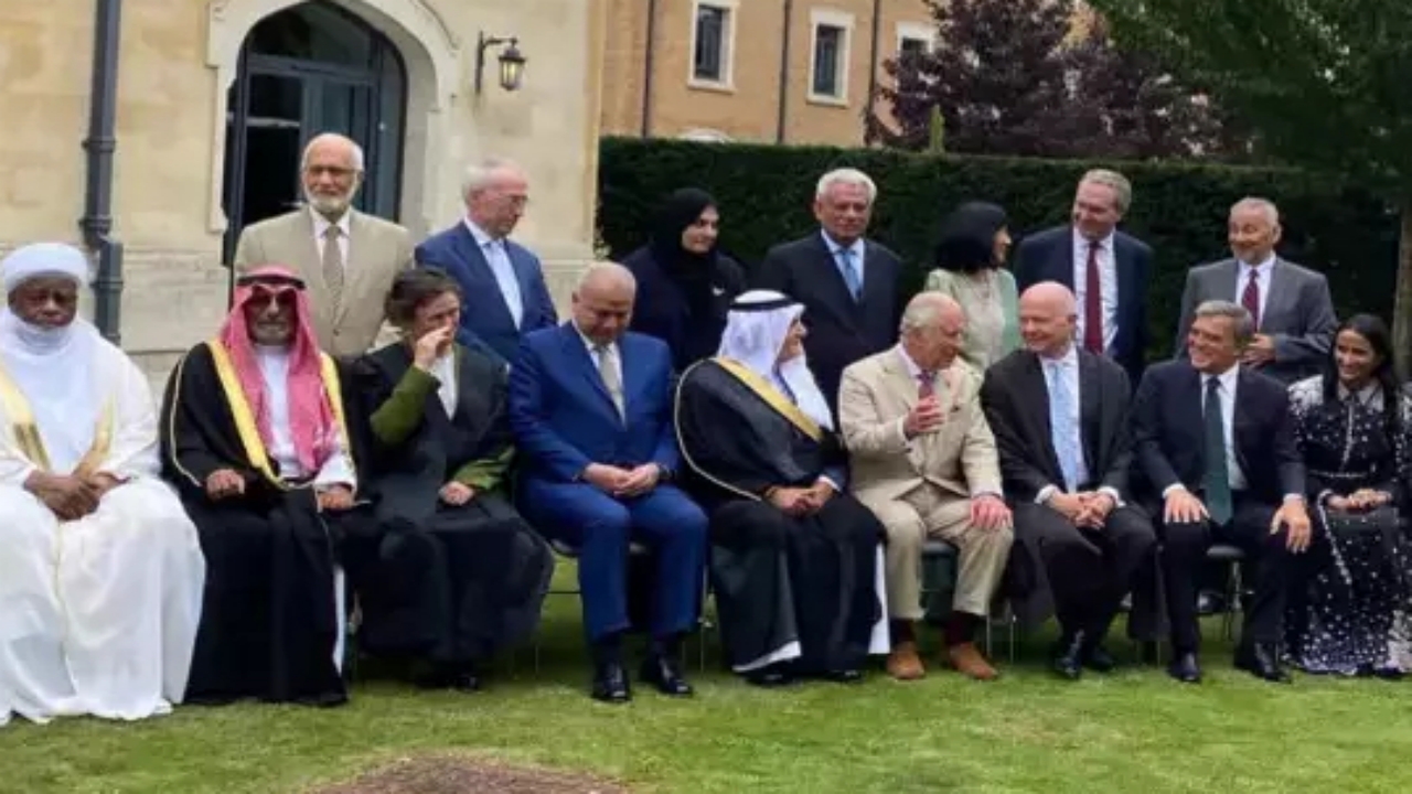 Foto - Hayrunnisa Gül’ün çantası, İngiltere kralıyla sohbeti gölgede bıraktı! Resmen olay oldu