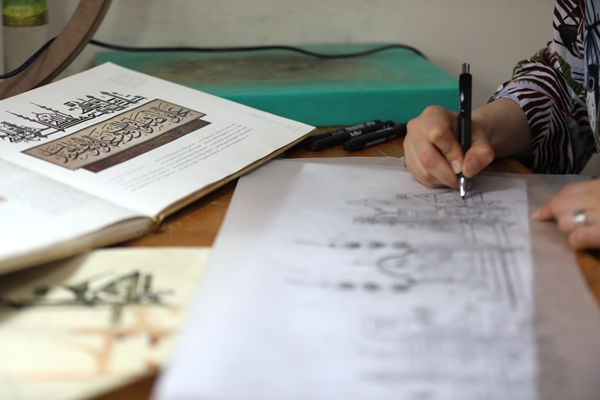 Hayvan derilerini işleyip tablo, çanta ve takıya dönüştürüyorlar