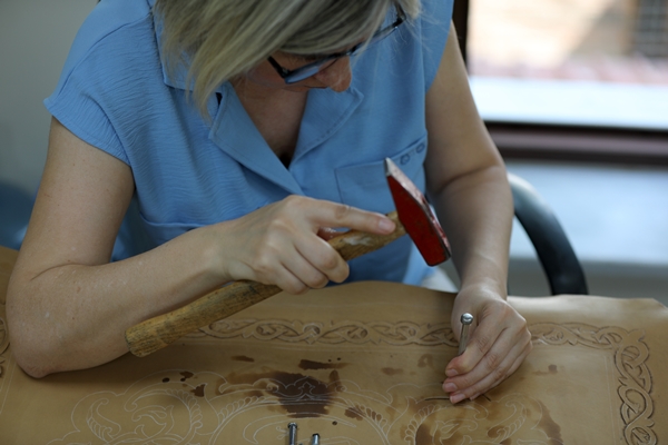 Foto - Hayvan derilerini işleyip tablo, çanta ve takıya dönüştürüyorlar