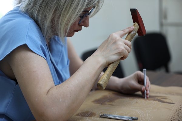 Foto - Hayvan derilerini işleyip tablo, çanta ve takıya dönüştürüyorlar