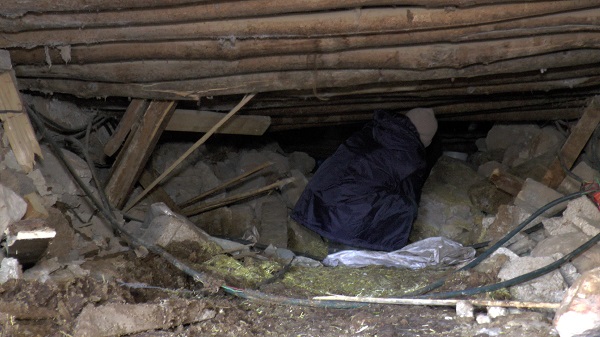 Hayvanları göçük altında kaldı! Canını hiçe sayıp her gün enkaz altına giriyor