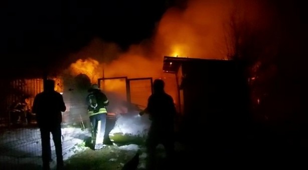 Foto - Hayvanların bulunduğu ahır alev alev yandı! Çok sayıda ekip sevk edildi