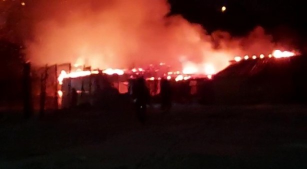 Foto - Hayvanların bulunduğu ahır alev alev yandı! Çok sayıda ekip sevk edildi