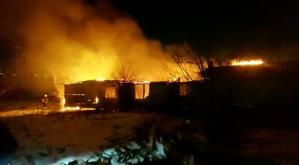 Foto - Hayvanların bulunduğu ahır alev alev yandı! Çok sayıda ekip sevk edildi