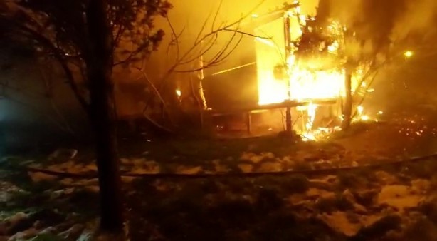 Hayvanların bulunduğu ahır alev alev yandı! Çok sayıda ekip sevk edildi