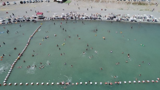 Foto - Hazar Gölü tatilcilerin gözdesi oldu