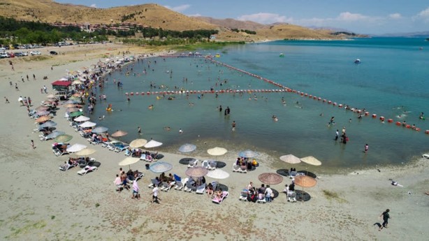 Foto - Hazar Gölü tatilcilerin gözdesi oldu