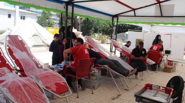 Foto - Hazreti Hüseyin'i anma etkinliğinde 'kan akıtma' yerine Kızılay'a kan bağışı!