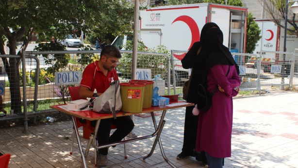 Hazreti Hüseyin'i anma etkinliğinde 'kan akıtma' yerine Kızılay'a kan bağışı!