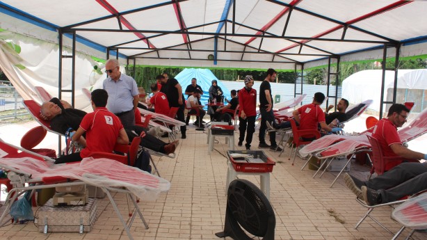 Foto - Hazreti Hüseyin'i anma etkinliğinde 'kan akıtma' yerine Kızılay'a kan bağışı!