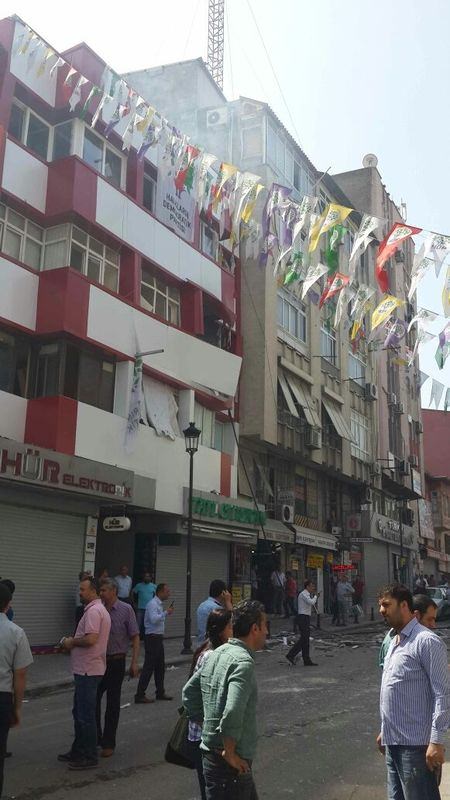 Foto - HDP binalarına saldırı