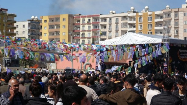 Foto - HDP Milletvekili Ebru Günay'ın katıldığı nevruz kutlamasında PKK paçavrası açtılar!