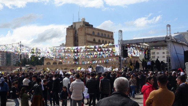 Foto - HDP Milletvekili Ebru Günay'ın katıldığı nevruz kutlamasında PKK paçavrası açtılar!