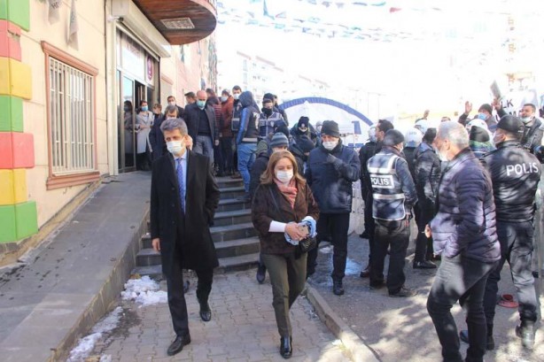Foto - HDP'li milletvekilinden evlat nöbetindeki annelere küstah el hareketi! 