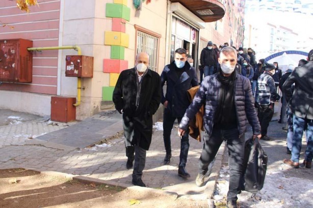 Foto - HDP'li milletvekilinden evlat nöbetindeki annelere küstah el hareketi! 