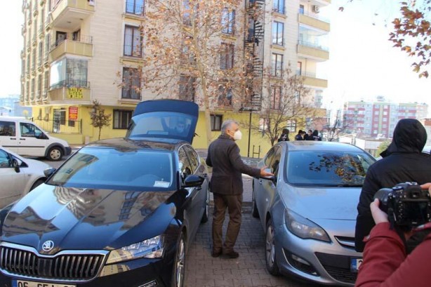 Foto - HDP'li milletvekilinden evlat nöbetindeki annelere küstah el hareketi! 